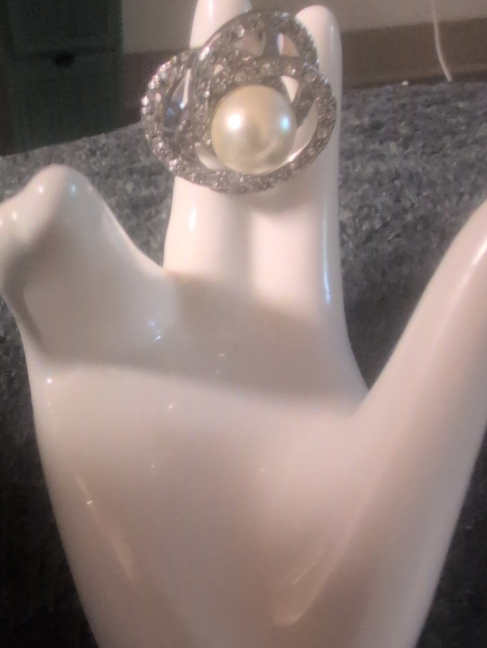 VTG Avon Pretty Pearlesque Pearl And Crystal Ring Size 5